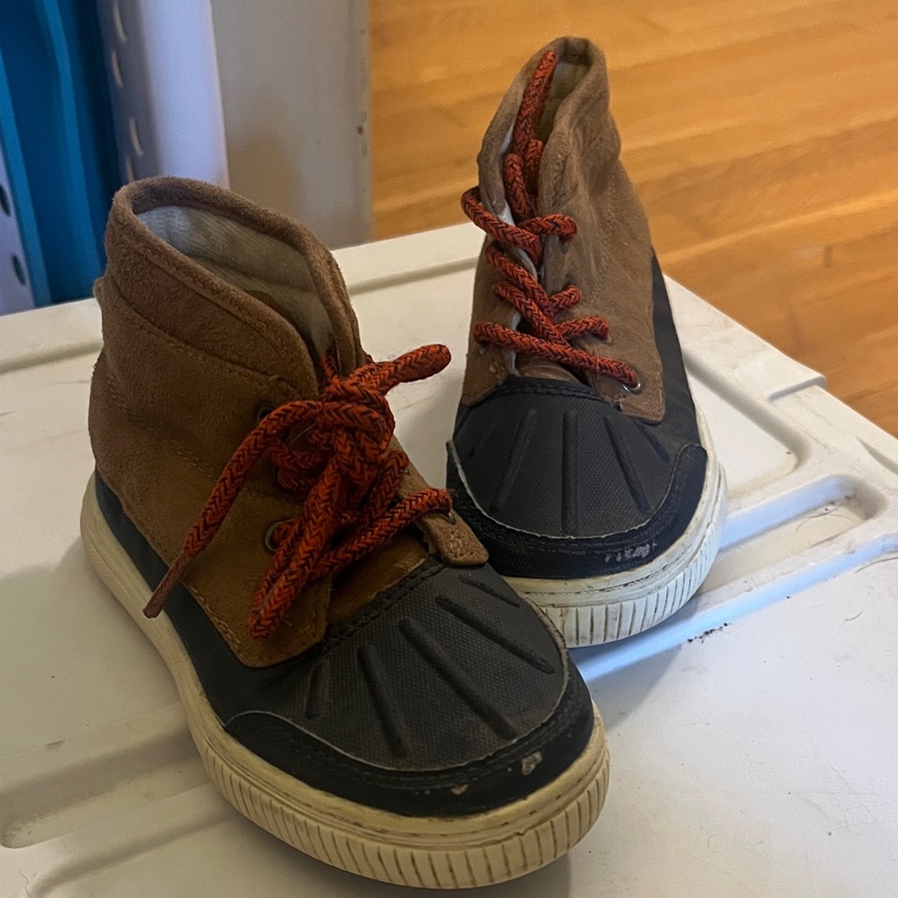OshKosh B'gosh Brown and navy blue Kids Boots with Red Laces